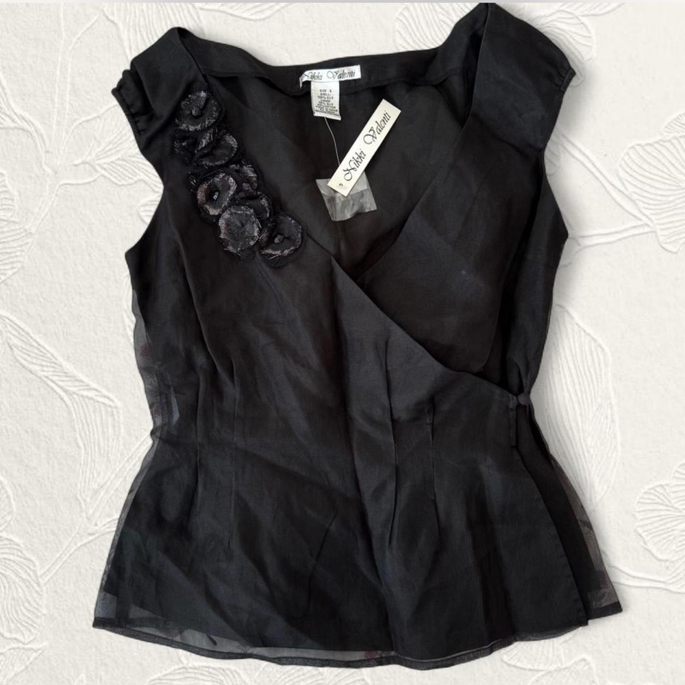 NWT Vintage Nikki Valenti Women’s black 100% Silk top with floral detail size S